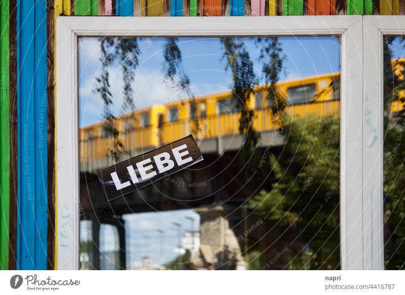 BerlinLIEBE | Fensterscheibe mit großem Aufkleber LIEBE und der Spiegelung einer vorbeifahrenden U-Bahn Kreuzberg Liebe bunt Sommer farbenfroh Stadtleben
