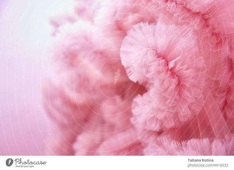 Textur Rosa Hintergrund aus dem luftigen Stoff des Kleides. Kopierraum für Text über Design und Mode rosa Gewebe Licht weiß abstrakt dekorativ Muster Vorhang