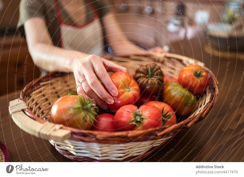 Reife Tomaten Im Weidenkorb Auf Dem Tisch Ein Lizenzfreies Stock Foto Von Photocase