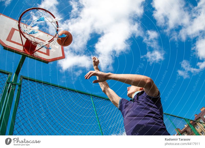 junger Mann spielt Basketball Spielen Spieler Ball Sport männlich sportlich spielen Gesundheit Übung Hintergrund Lifestyle Korb Männer Aktion Menschen Athlet