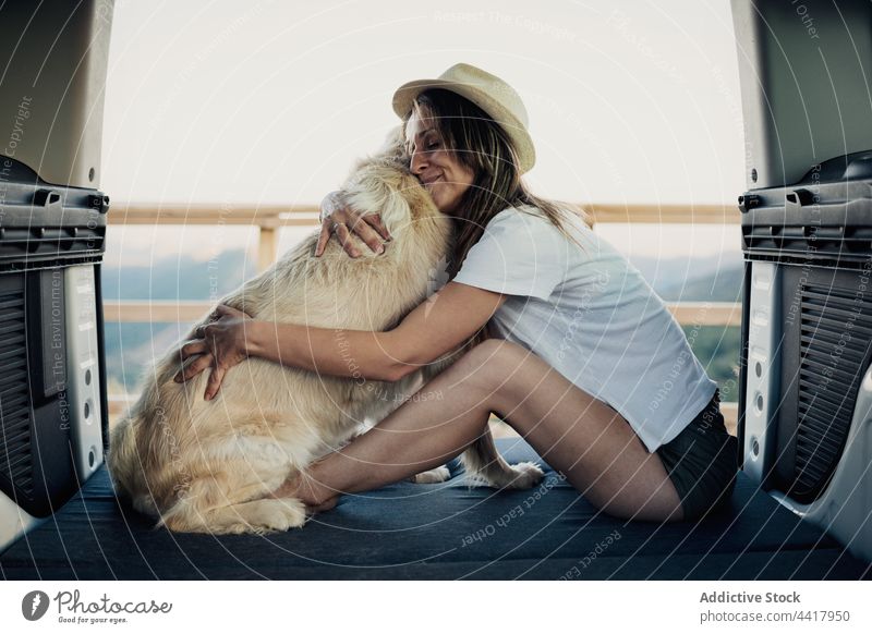 Hundehalterin umarmt Hund im Wohnmobil Frau Autoreise Bett Zusammensein Umarmung reisen Besitzer Natur Golden Retriever loyal Umarmen gehorsam Training Trick