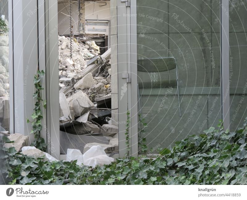 Unbewohnbar Haus Einsturzgefahr kaputt Ruine Mauer Wand Gebäude Verfall Vergänglichkeit Zerstörung alt Fenster Tag Fassade Architektur Außenaufnahme