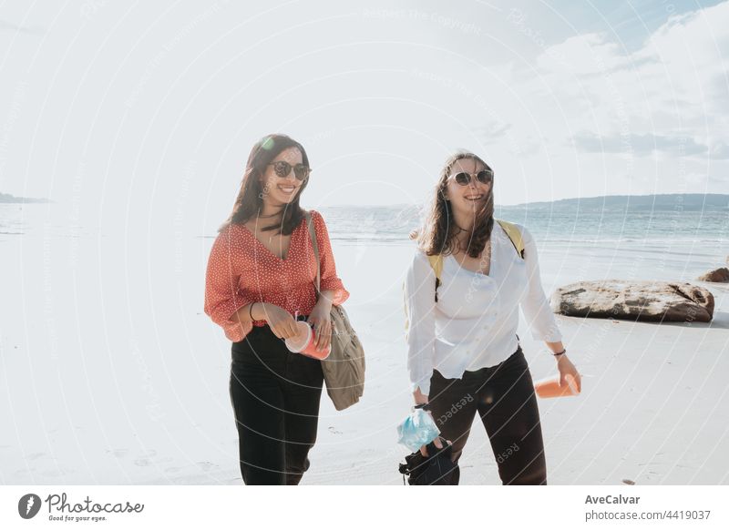 Glückliche junge Frauen lachend und lächelnd am Strand an einem Sommertag, den Urlaub genießen, Konzept der Freundschaft genießen die im Freien Freunde Party