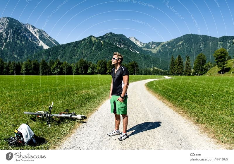 biker Lifestyle Stil Fahrradfahren Junger Mann Jugendliche 1 Mensch 18-30 Jahre Erwachsene Natur Landschaft Sommer Schönes Wetter Wiese Alpen Berge u. Gebirge