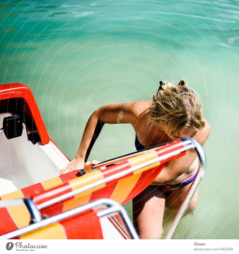 auf die 70er Lifestyle Erholung ruhig Ferien & Urlaub & Reisen Ausflug Sommer feminin Junge Frau Jugendliche 18-30 Jahre Erwachsene Natur Wasser See Tretboot