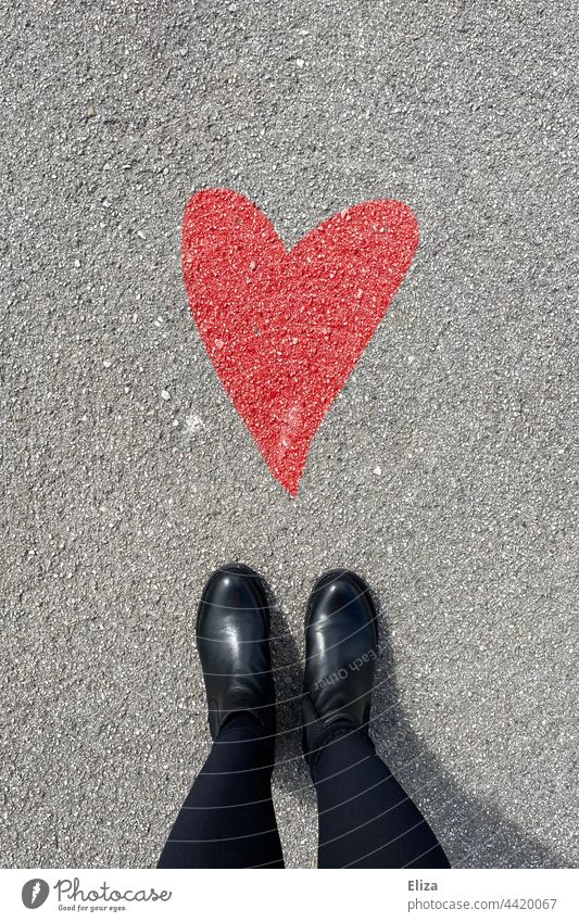 Person steht vor einem gemalten roten Herzen auf Asphalt Straße Liebe Gefühle Romantik Verliebtheit Kreide Emotionen