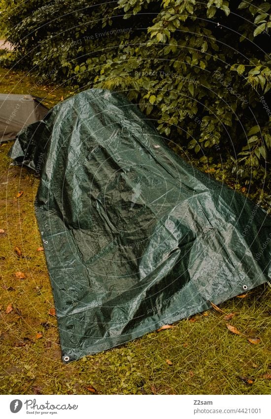 Zelt über Zelt bei starkem Regen Camping Reise Zeltplane Starkregen Campingplatz Deckung grün Wiese nass Sträucher Blätter Sommer Einmannzelt Nachtlager