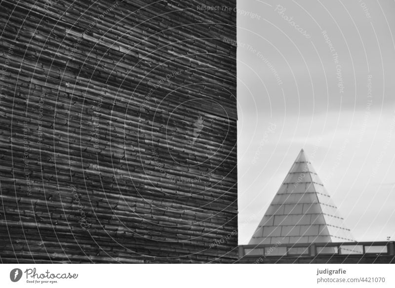 Strukturierte Fassade neben Glaspyramide Architektur Pyramide modern Spitze Dreieck Fläche Gebäude Bauwerk Linien geometrisch Design Strukturen & Formen