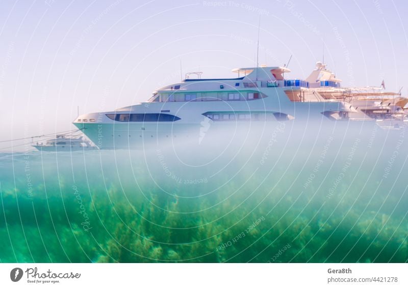 weißes Boot ohne Menschen auf dem Roten Meer Afrika Hurghada Rotes Meer Bucht Strand blau Blauer Himmel Blauwasser Bootsfahrt Boote Boote gebunden Küste