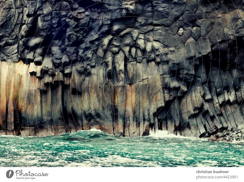 steinformationen und meer basalt natur strand gesichter steinwand gewaltig roh maechtig wellen gischt dunkel