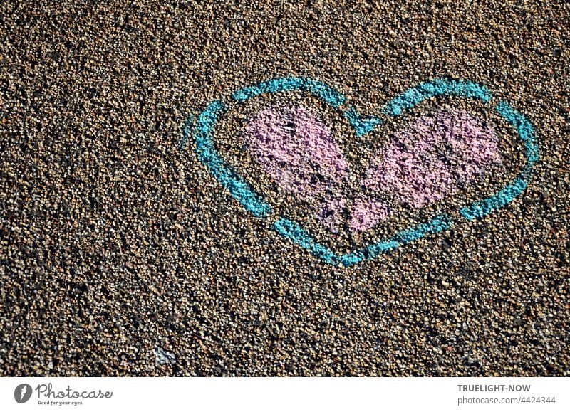 Weltkindertag | Ein pink blaues Herz. Hingemalt auf die Straße. Ganz allein für dich. Straßenmalerei Kreide Liebe Symbol Botschaft Graffiti Pastellfarben