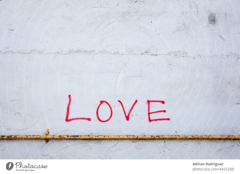 Text Liebe in der Wand Graffiti Schriftzeichen Mauer Gefühle Liebeserklärung Romantik Liebesgruß Liebesbekundung Außenaufnahme Farbfoto Zeichen Valentinstag