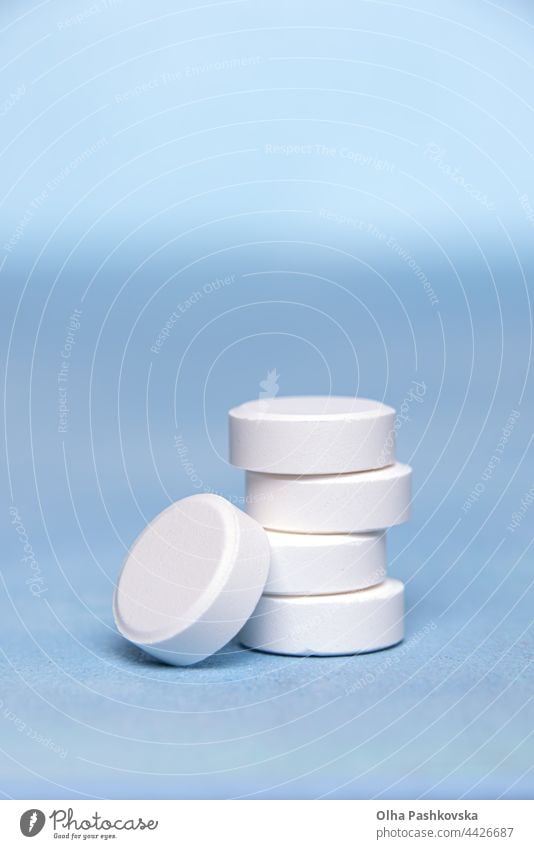 Stapel großer runder weißer Vitamin-C-Tabletten Makrofotografie Konzept grau Textur Textfreiraum Grippe Kamin Pandemie Gesundheitswesen Vitamine Tablettenstapel