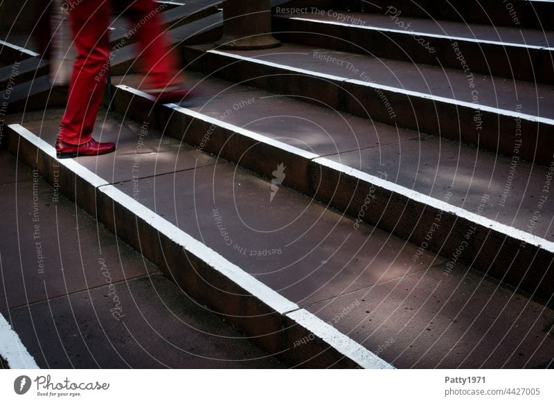 Fußgänger in roten Hosen und Schuhen steigt eine Treppe hinauf - Detailaufnahme der Beine Stadt Mensch Bewegungsunschärfe gehen Schatten Licht Außenaufnahme