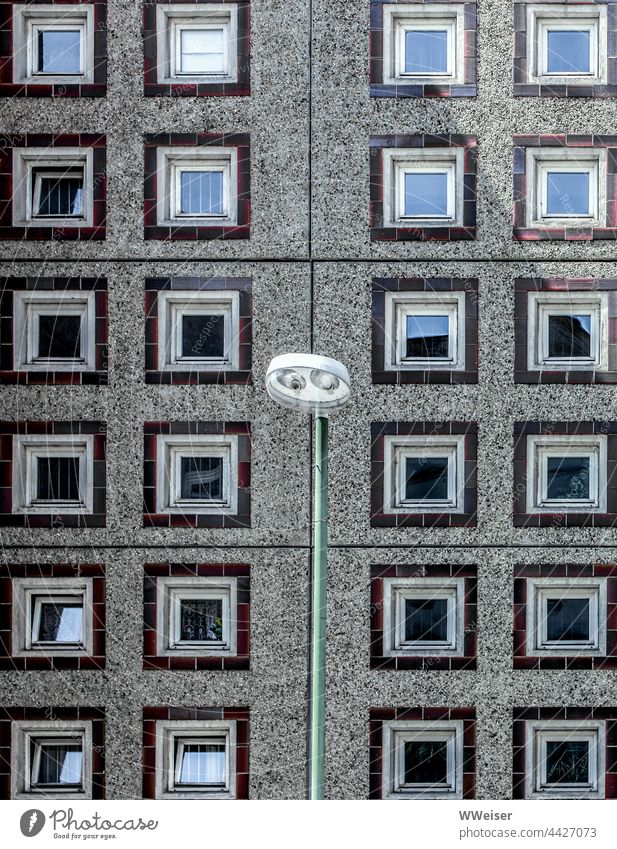 Diese Fassade erzählt vom Wohnungsbau in Berlin-Mitte zur DDR-Zeit Platte Ostdeutschland wohnen Plattenbau Straße Haus Wohnhaus Fenster geometrisch Kästchen