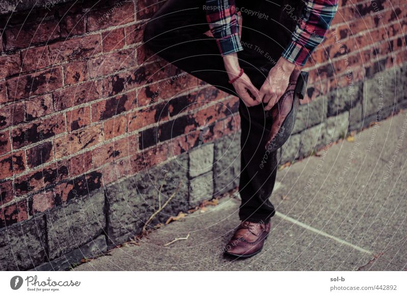 aufwarten Lifestyle Stil ausgehen Mensch maskulin Junger Mann Jugendliche Beine 1 18-30 Jahre Erwachsene Mauer Wand Mode Hemd Schuhe Coolness elegant trendy