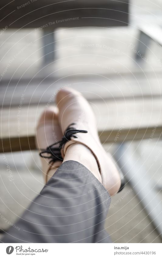 rosa Schuhe Damenschuhe Anzugträger Business elegant Mode Frau weiblich Bewerbungsgespräch Bewerber bewerben Job Pause ruhen rasten ausruhen grau hochlagern