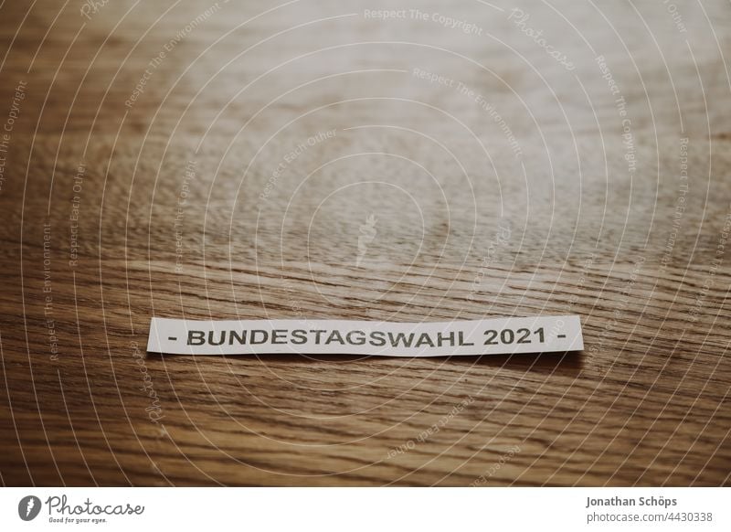 Bundestagswahl 2021 Schrift auf Holztisch mit Textfreiraum oben Demokratie Klimawahl Parlament Politik Schicksalswahl Textur Tisch Typografie Wahl Wahlkampf
