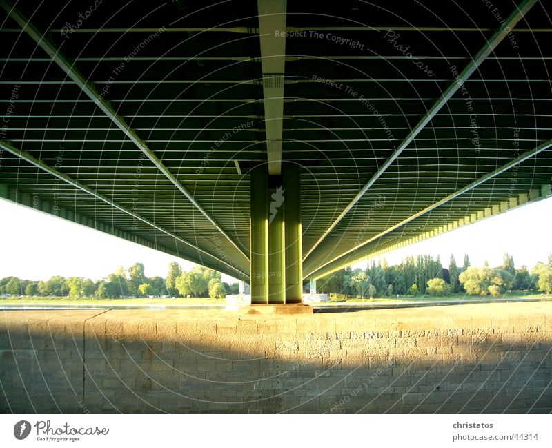 A4 über den Rhein in Köln Autobahn Stahl grün Bauwerk Baum Sonnenlicht Licht Brücke unter einer Brücke Wasser Natur Schatten Stein Küste