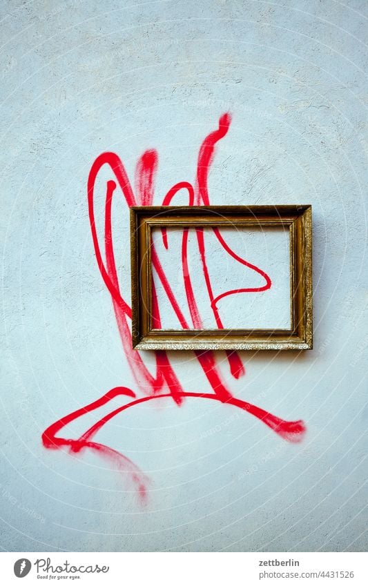 Kunst ist, wenn ein Rahmen drum ist kunst bild wandbild rahmen goldrahmen tagg linie grafitti grafitto sachbeschädigung vandalismus beschmiert schmiererei