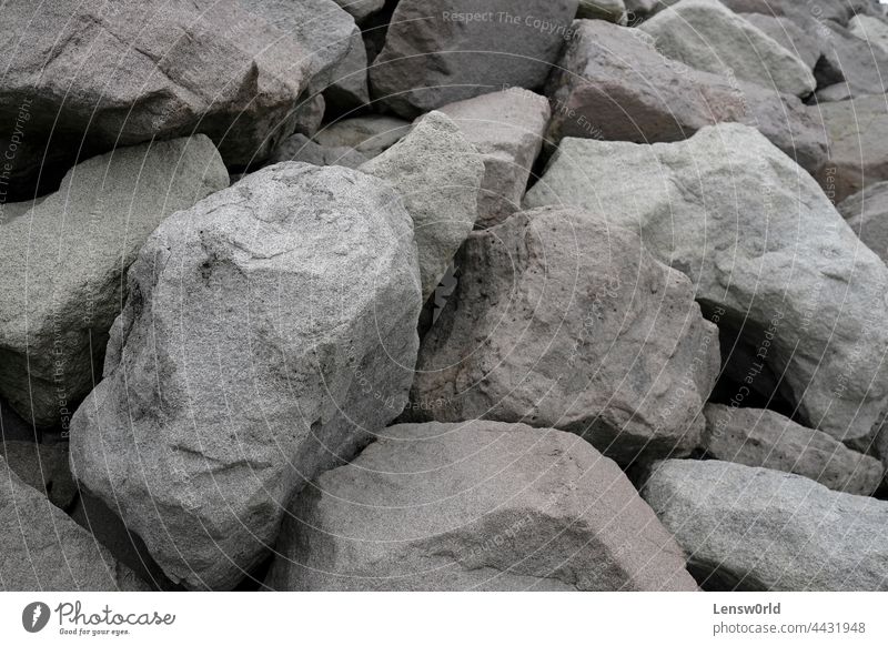 Große Felsen an der Küste Islands Hintergrund groß zerdrückt Staubwischen Ausgrabungen grau schwer Material Mine Mineral Muster Abbau Form Stein Oberfläche