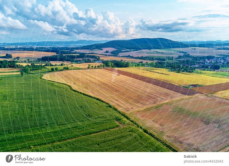 Luftaufnahme von landwirtschaftlichen und grünen Feldern auf dem Lande Ackerbau Landschaft Ackerland Berge Antenne Wald Dröhnen Hochland Niederschlesien Polen