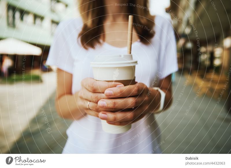 Frau geht in der Stadt spazieren und trinkt Kaffee zum Mitnehmen Tasse Papier trinken Spaziergang Großstadt Straße lässig sich[Akk] entspannen Freiheit Business
