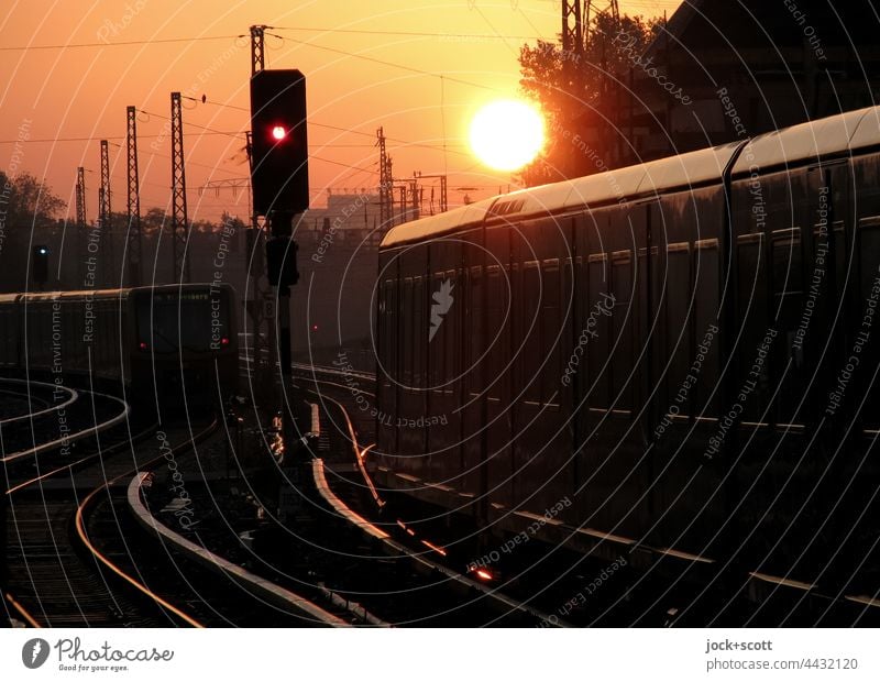 S-Bahn Berlin aus der Nacht und in den Tag Schienenverkehr Gleise Verkehrswege Verkehrsmittel Öffentlicher Personennahverkehr Gegenlicht Sonnenlicht Abend