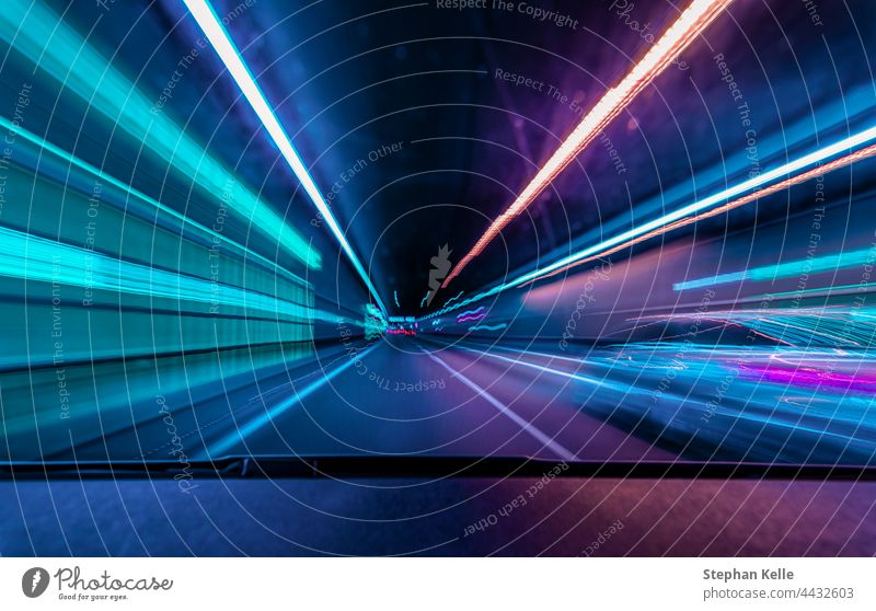 Highspeed underground drive - farbenfrohes Konzept für Rennen durch die Nacht und Überholen eines anderen Autos in einem Tunnel mit Bewegungsunschärfe-Effekt.