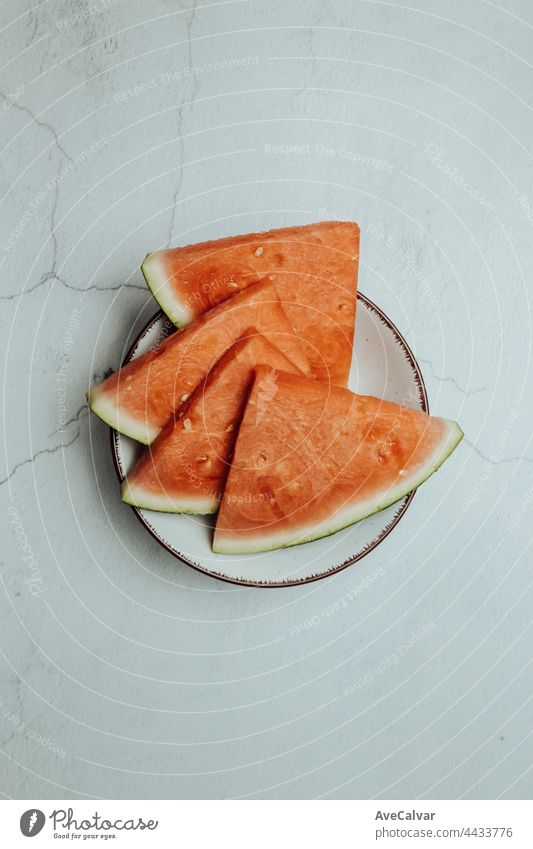 Bunch von Sommer und frischen Früchten über einem minimalistischen weißen Tisch, Wassermelone, Wellness und gesunde Ernährung Konzepte, lecker, strukturiert, Kopie Raum