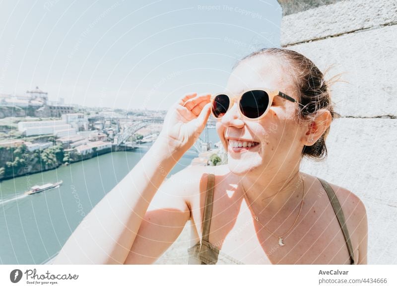 Junge Frau mit Sonnenbrille lächelnd eine Menge, während sie berühren, Sonnenbrille Konzept, Sommer und Reisen, Kopie Raum Kleid Erholung sorgenfrei modisch