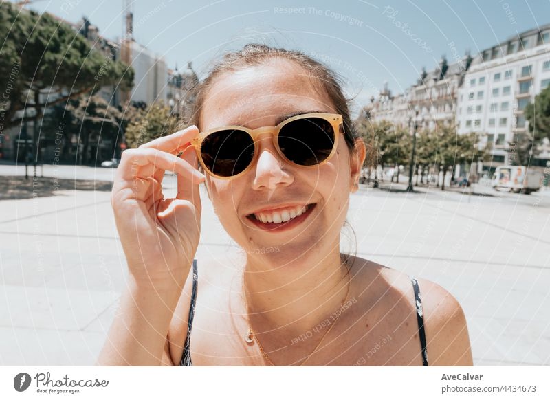 Junge Frau mit Sonnenbrille lächelnd eine Menge, während sie berühren, Sonnenbrille Konzept, Sommer und Reisen, Kopie Raum Kleid Erholung sorgenfrei modisch