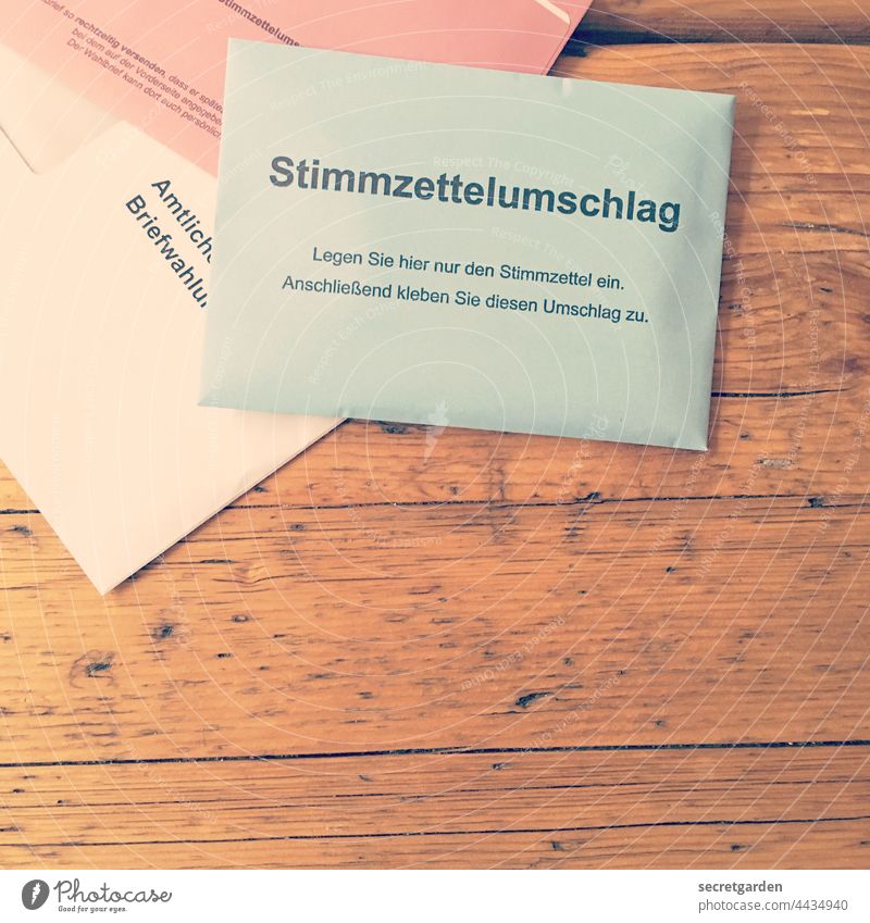 Eine Entscheidung herbeiführen. Wahlen Wahlzettel Deutschland Stimmzettel Umschlag Stimmzettelumschlag Briefwahl Politik & Staat wählen demokratisch Farbfoto