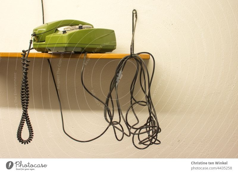 Besetzt | also den Hörer wieder aufgelegt Telefon grünes Telefon Wählscheibentelefon Retro-Farben retro-stil alt Telefonhörer analog Nostalgie Kommunizieren