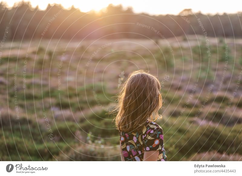 Kleines Mädchen auf einer Wiese voller Heidekraut bei Sonnenuntergang Gras Feld ländlich Landschaft Abenteuer Wildnis wild
Haare Urlaub reisen aktiv Sommerzeit