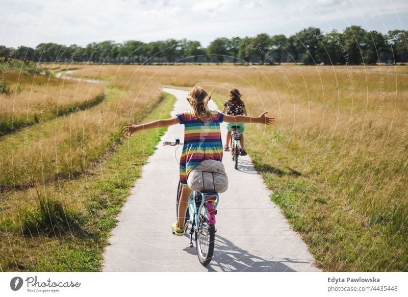 Kleines Mädchen fährt mit ausgestreckten Armen Fahrrad sicher Sicherheit Niederlande Fahrradfahren Reiten Radwege Urlaub reisen aktiv Abenteuer Sommerzeit Tag