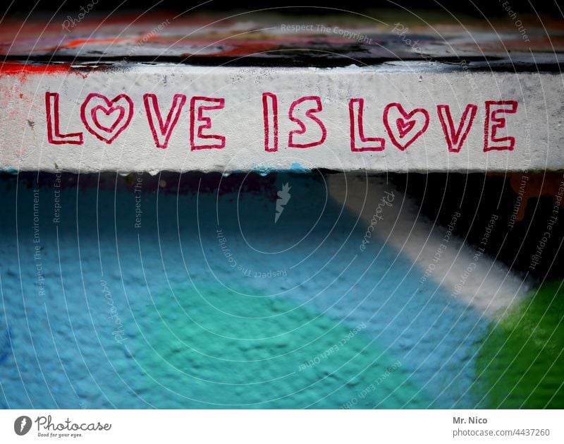 Love is Love Liebe Graffiti Gefühle Schriftzeichen Liebeserklärung Liebesgruß Liebesbekundung Glück Herz rot Verliebtheit Romantik Zeichen Sympathie
