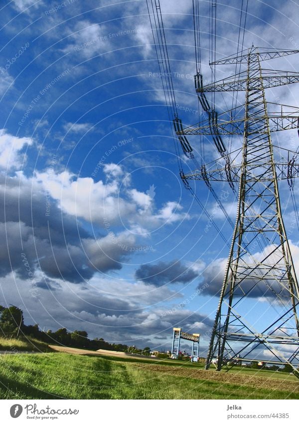 Strommast Elektrizität führen Leitung Wolken blau Energiewirtschaft Kabel Himmel