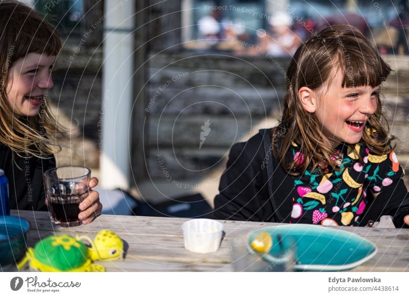 Kinder haben Spaß in einem Strandcafé echte Menschen authentisch Lachen lustig süß Zucker lecker Essen Lebensmittel trinken Glas Freundschaft Zusammensein