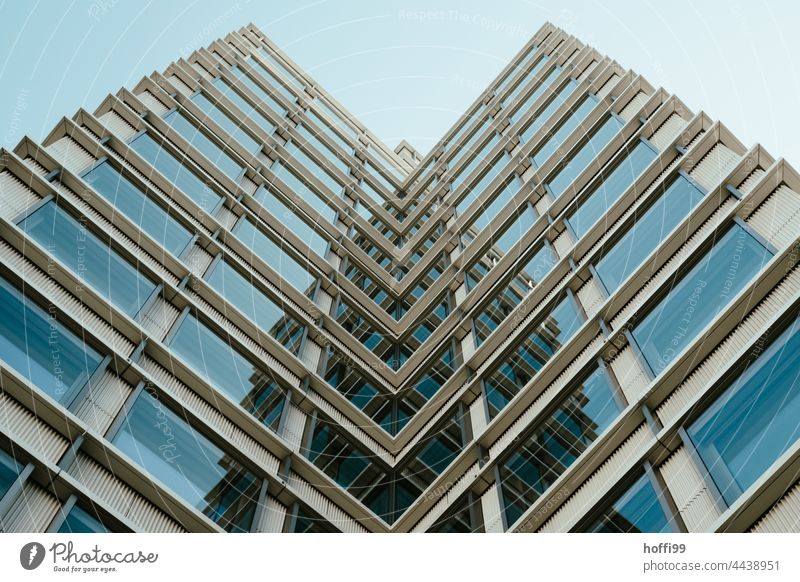 spiegelnde Hochhausfassade im rechteckigen Winkel Moderne Architektur modern Architekturfotografie abstrakt Form Formation Minimalismus urban Symmetrie