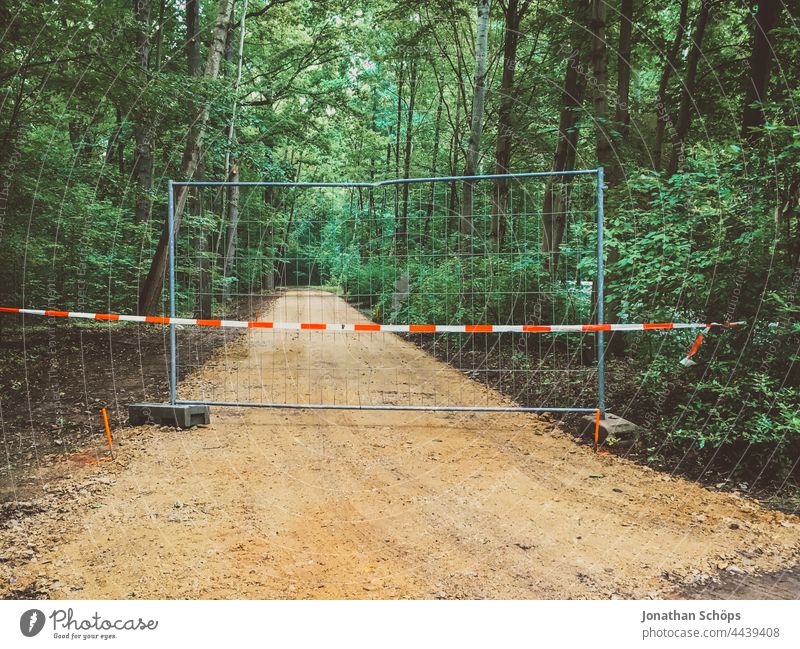 Sackgasse Straßenende Zaun Absperrung vor Waldweg Natur Fußweg rot Weiß Geländer Schluss Ende Bäume Umwelt Stopp Außenaufnahme Sicherheit Barriere rot-weiß