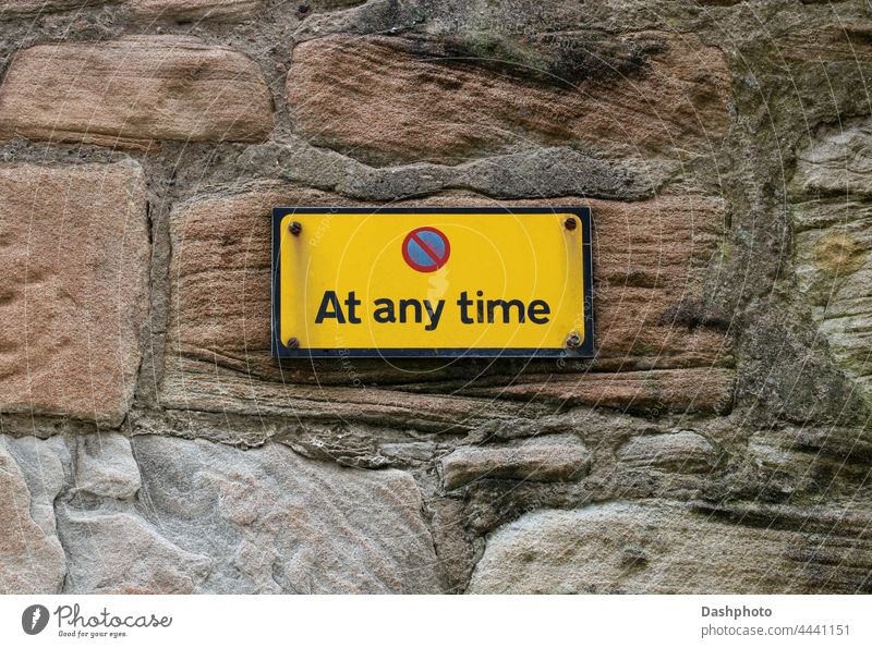 Schild "Parken zu jeder Zeit verboten" an einer alten Steinmauer im Stadtzentrum Zeichen Hinweisschild Verkehrsschild Verkehrsgebot Hinweisschild am Straßenrand