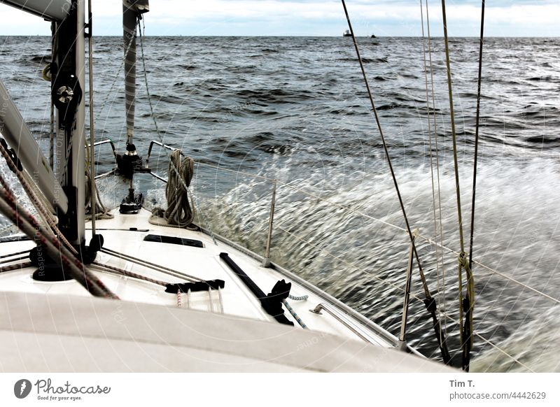 ein Segelschiff fährt in die Welle Segeln Wasser Wasserfahrzeug Meer See Schifffahrt Segelboot Wassersport Bootsfahrt Jacht Farbfoto Ferien & Urlaub & Reisen