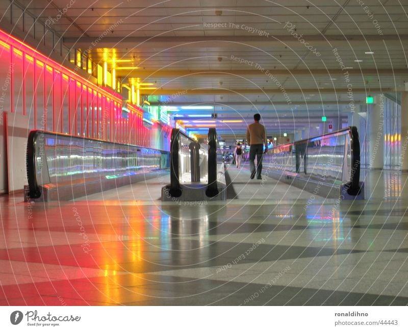munich airport 2 Rolltreppe Laufband Architektur Beleuchtung Flughafen laufen