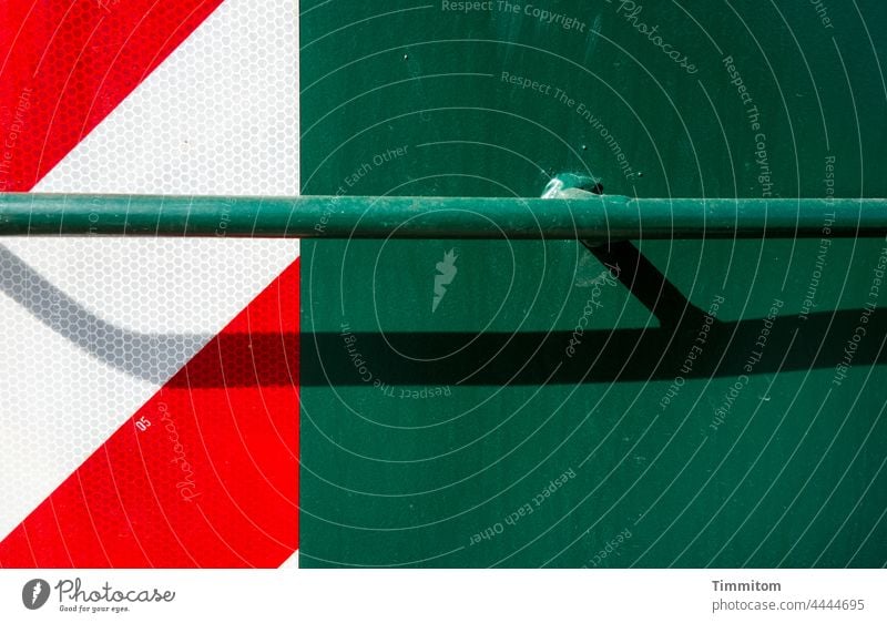 Hier Halt finden Metall Container Markierung Warnschild Kunststoff Containermarkierung rot weiß Stange Haltestange grün Schatten Teilansicht