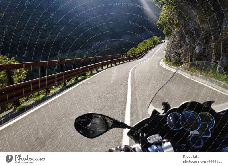 Kurvenlust - mit dem Motorrad die Kurvenlage in den Bergen erfahren Motorradfahren kurvenreich Fahrspaß Pässe Berge u. Gebirge Abenteuer Freiheit Landschaft