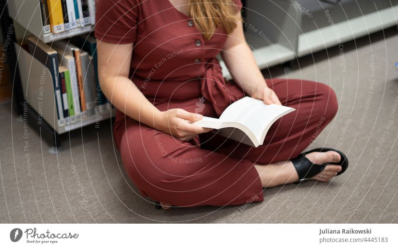 Frau sitzt auf dem Boden und liest ein Buch lesen Bildung lernen Studium Wissen Bibliothek Literatur Information Weisheit Schule Wissenschaften Papier Handbuch