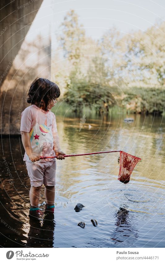 Niedliches Mädchen spielt im Fluss Kind 1-3 Jahre Kaukasier Spielen Flussufer Sommer Freude Mensch Kindheit Tag Natur Außenaufnahme Farbfoto Kinderspiel