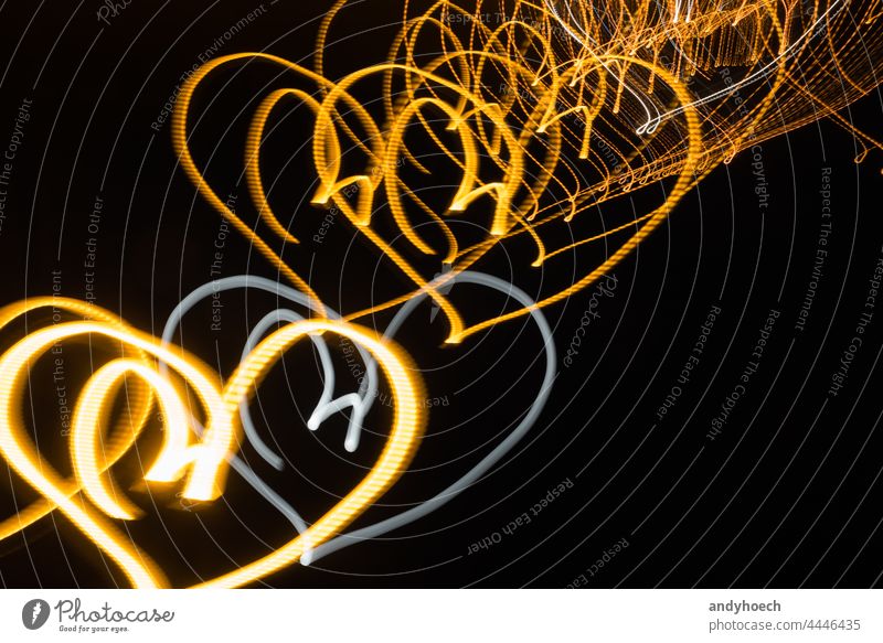 Neon-Herzen auf schwarzem Hintergrund bei Nacht abstrakt hell Feier Farbe Textfreiraum Kreativität Kurve dunkel Dekoration & Verzierung dekorativ Design