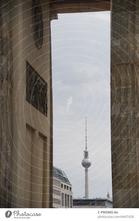 Blick auf den Berliner Fernsehturm durch Brandenburger Tor Fernsehturm Berlin Architektur Rahmen Himmel